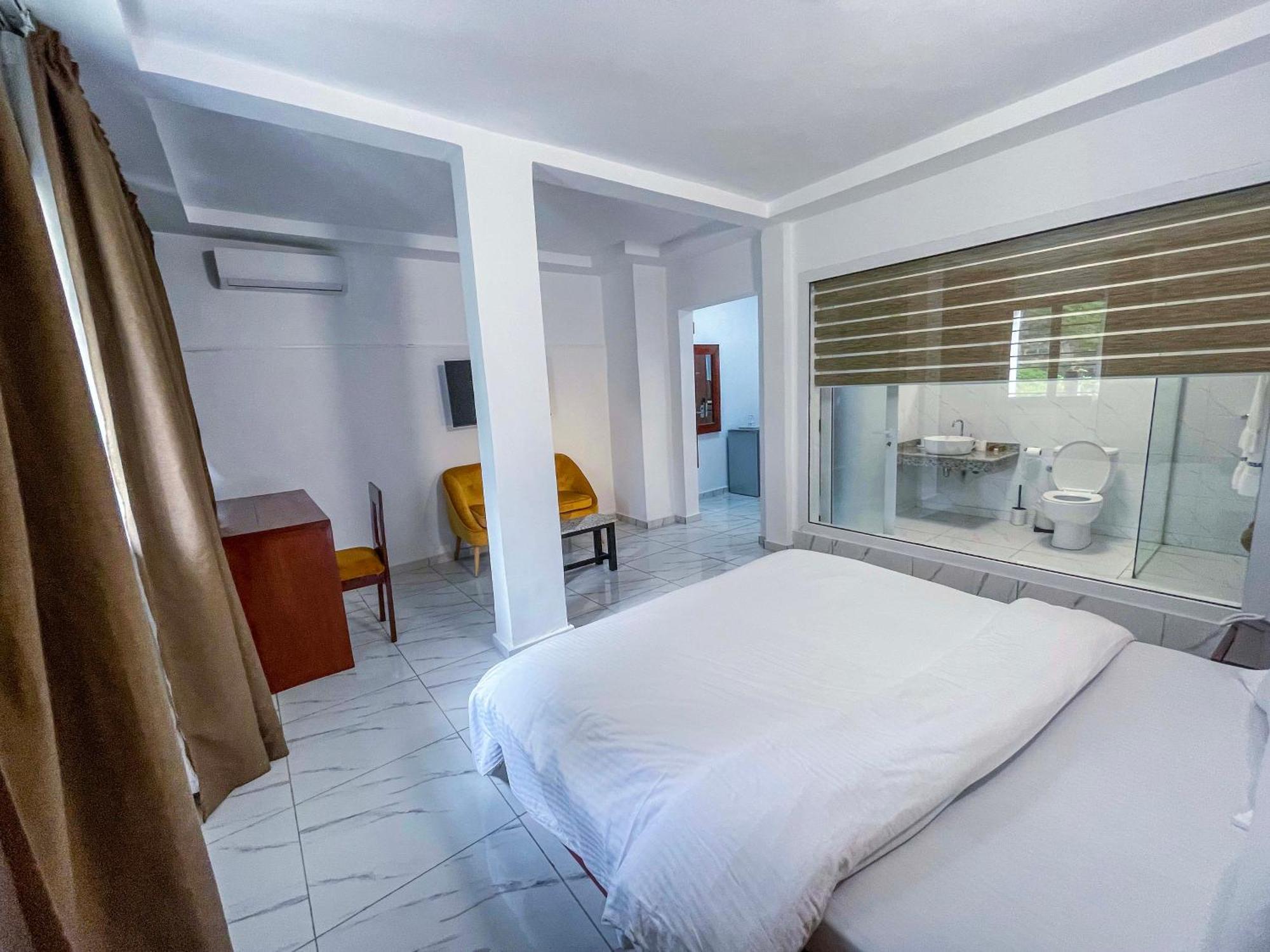 Hotel Le Vaisseau Abidjan Exterior photo
